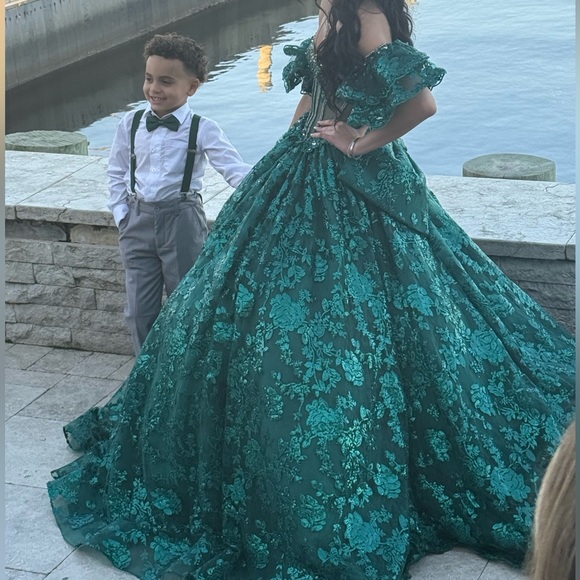 Elegant Green Dress - Picture 4 of 4